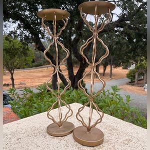 Gold candle pillars.